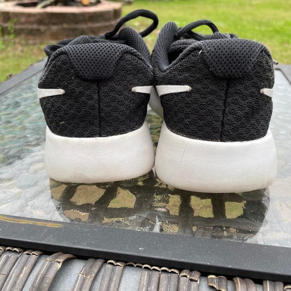 Nike black and white shoes - Picture 7 of 8